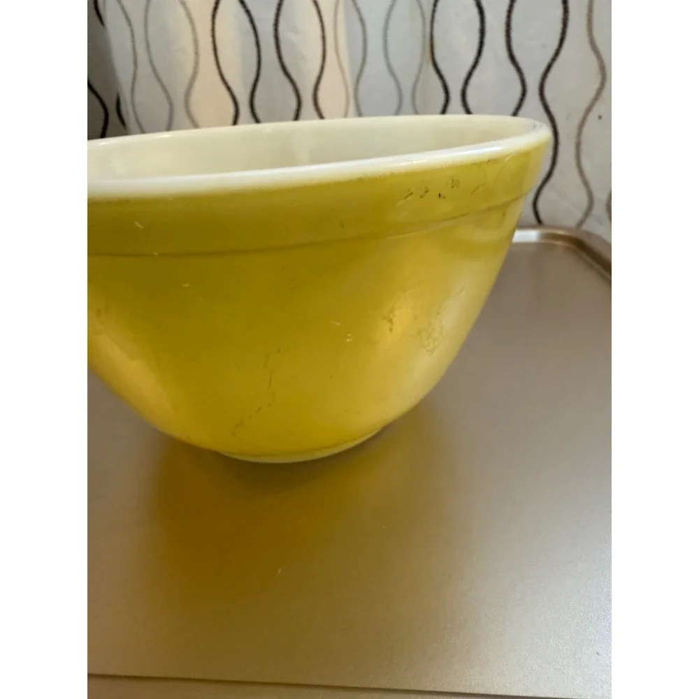 Vintage Pyrex 401 Yellow Chartreuse Mixing Bowl 1.5 PT MCM